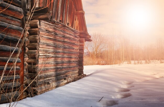 Zonnig landschap winter blokhut wal