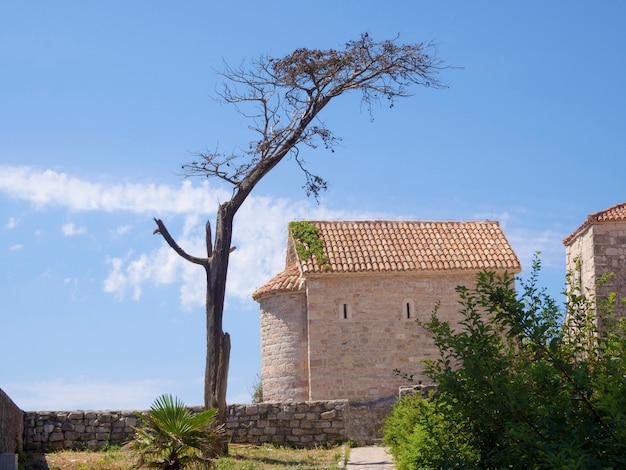 Zonnig mediterraan landschap met middeleeuwse katholieke kapel uit Montenegro