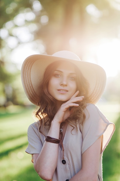 Zonnig portret in een hoed