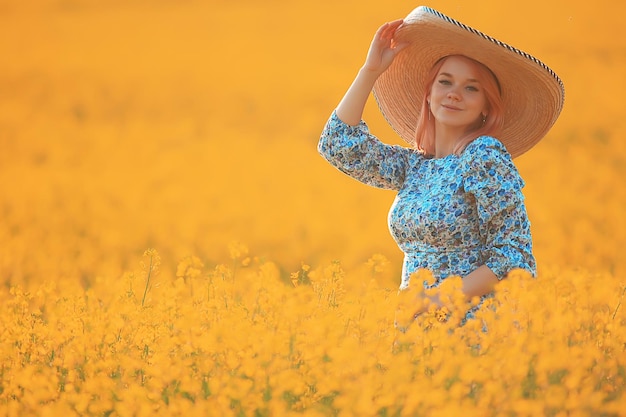 zonnig seizoen veld gele bloemen aantrekkelijke dame, mooie lente, natuur vrouwelijke achtergrond