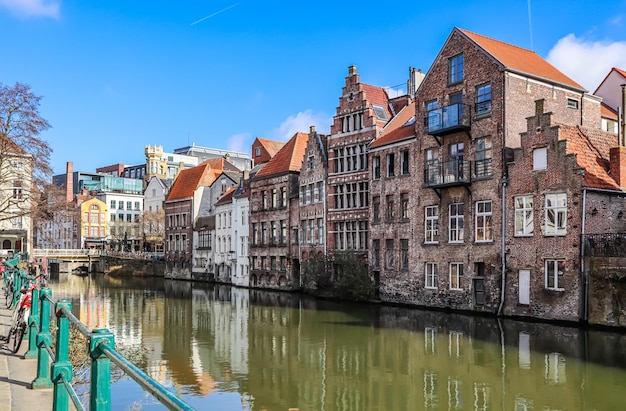 Zonnig uitzicht op de rivier de Straat en de middeleeuwse huizen van Gent, een stad van België Reisconcept