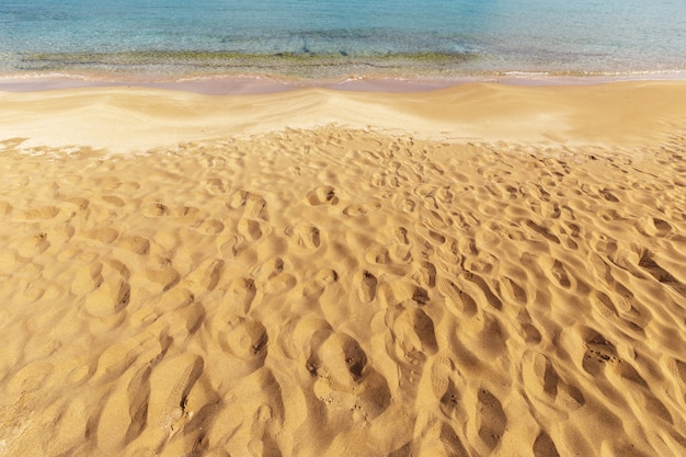 Zonnig zandstrand