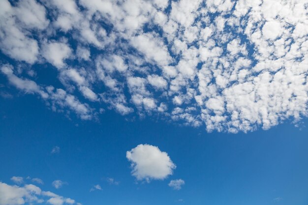 Zonnige achtergrond blauwe hemel met witte wolken natuurlijke achtergrond