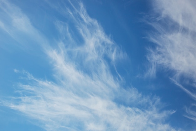 Zonnige achtergrond, blauwe lucht met witte wolken, natuurlijke achtergrond.