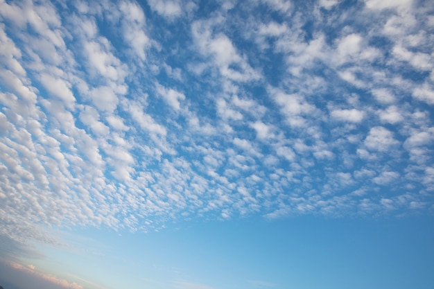 Zonnige achtergrond, blauwe lucht met witte wolken, natuurlijke achtergrond.