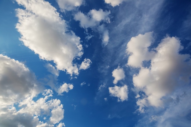 Zonnige achtergrond, blauwe lucht met witte wolken, natuurlijke achtergrond.