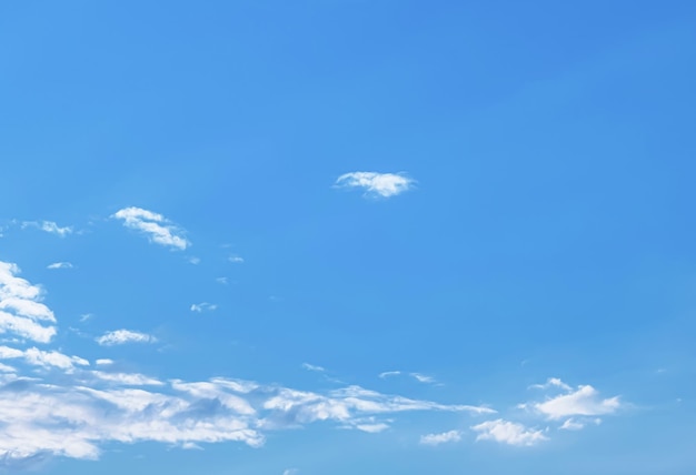 Foto zonnige blauwe lucht als abstracte achtergrondschoonheid in natuurontwerp