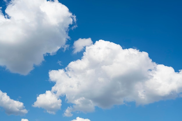 Zonnige blauwe lucht met wolken. Wolken bewegen soepel door de lucht