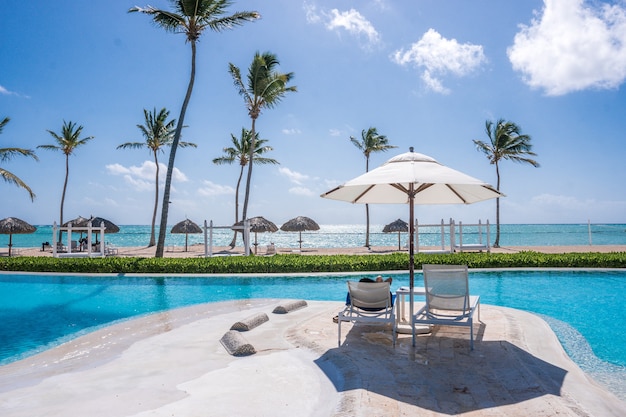 Zonnige dag bij het zwembad in een resort in het Caribisch gebied