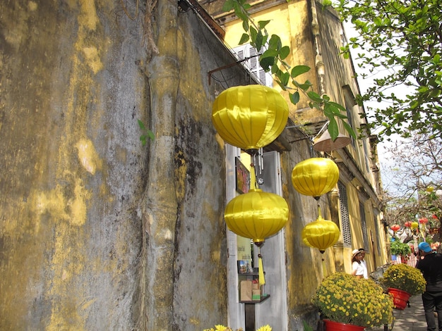 Zonnige dag in Hoi an Ancient Town, Kleurrijke gebouwen met prachtige lampen