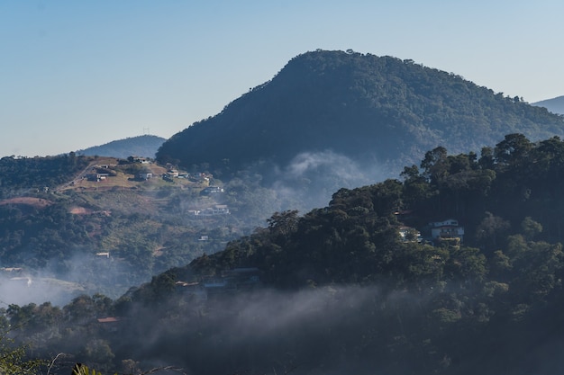 Zonnige dag met wat wolken in de bergen en heuvels in Itaipava Luchtfoto Selectieve focus