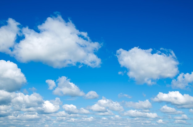 Zonnige hemelachtergrond met wolken