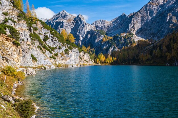 Zonnige herfst alpine Tappenkarsee meer en rotsachtige bergen boven Kleinarl Land Salzburg Oostenrijk