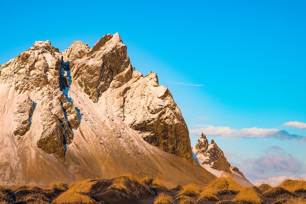 Zonnige herfstdag op de berg Vestrahorn in IJsland