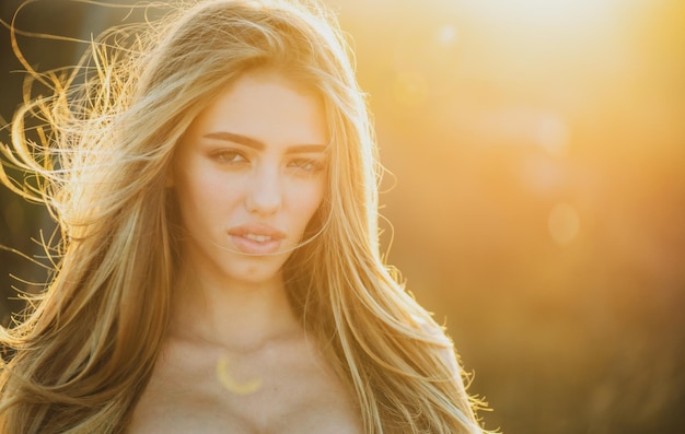 Zonnige lente natuurlijke schoonheid vrouw portret van sensueel meisje buiten