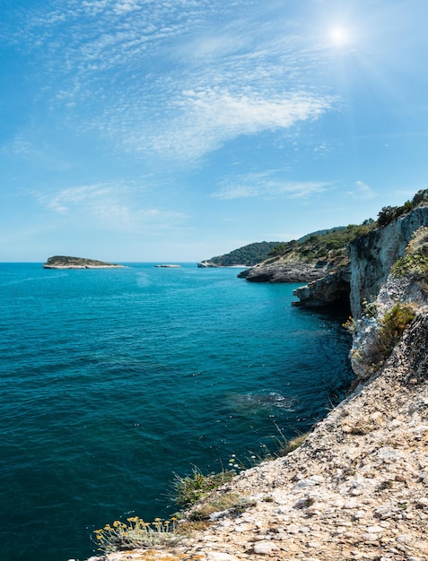 Zonnige rotsachtige zeekust Gargano Puglia Italië