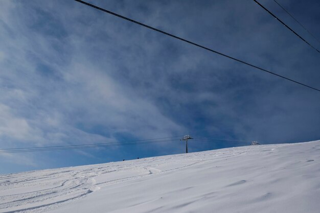 Zonnige winterochtend in de bergen van sheregesh op de skipistex9