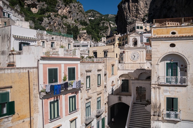 Zonnige zomerdag aan de kust van Amalfi, Italië Umberto I-plein Mooie Italiaanse stenen huizen in de bergen