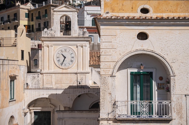 Zonnige zomerdag aan de kust van Amalfi Italië Umberto I-plein Mooie stenen huizen in de Italiaanse architectuur in de bergen