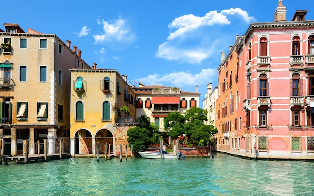 Zonnige zomerdag in het romantische Venetië, Italië
