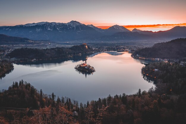 Foto zonnopgang bij het bledmeer slovenië bergketen meer water eiland