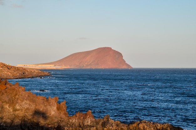 Zonsondergang aan de Atlantische Oceaan met een berg op de achtergrond El Medano Tenerife Canarische Eilanden Spanje