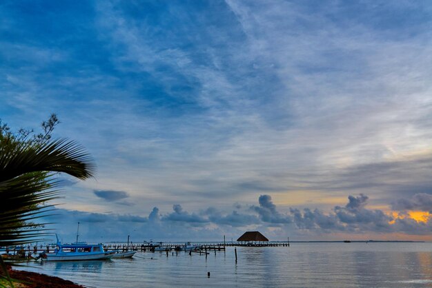 Zonsondergang aan de Caribische Zee Stad Cancun Mexico