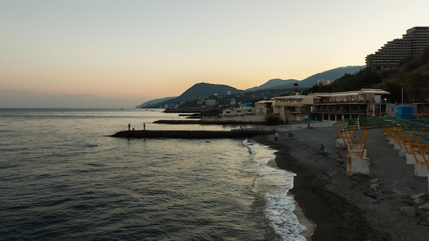 Zonsondergang aan de kust in Alushta