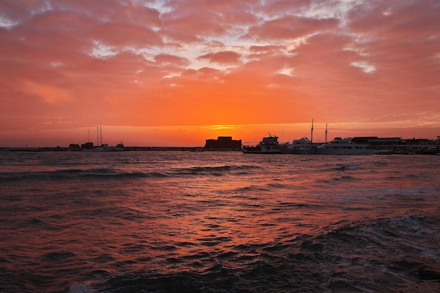 Zonsondergang aan de kust in Paphos, Cyprus