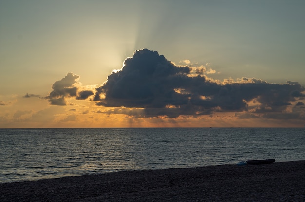 Zonsondergang aan de kust van de Zwarte Zee