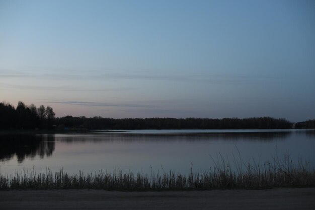 Zonsondergang aan de kust van het meer Natuur landschap Landschap tijdens zonsondergang