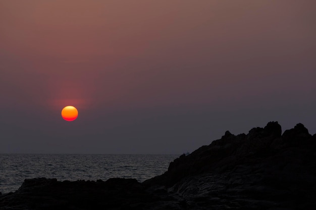 Zonsondergang aan de kust van het tropische eiland Koh Chang, Thailand