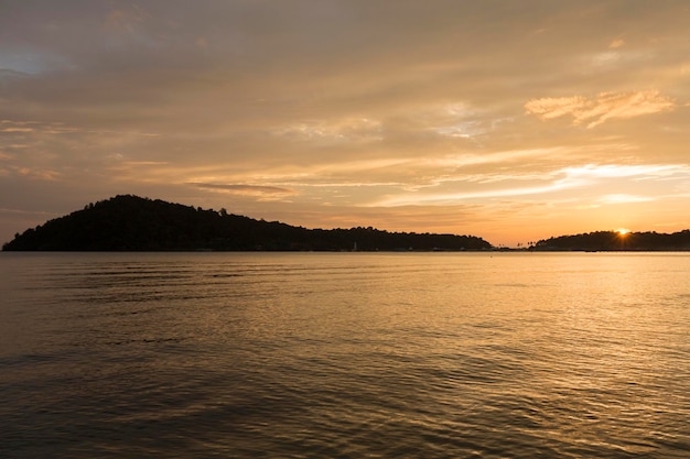 Zonsondergang aan de kust van het tropische eiland Koh Chang, Thailand