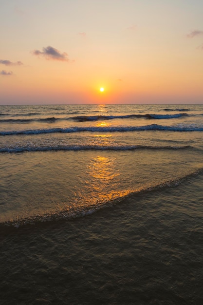 Zonsondergang aan de kust van het tropische eiland Koh Chang, Thailand