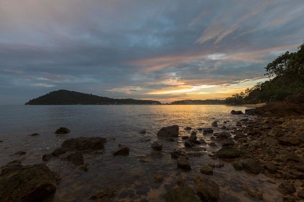 Zonsondergang aan de kust van het tropische eiland Koh Chang, Thailand