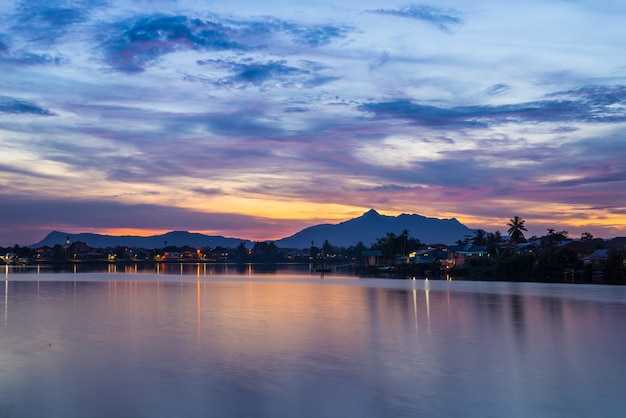 Zonsondergang aan de rivier