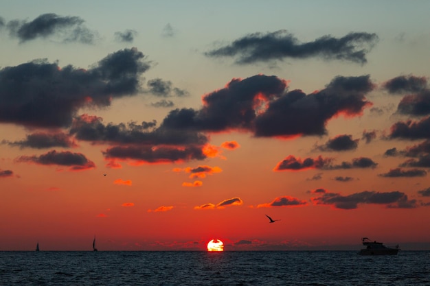 zonsondergang aan de zwarte zee in de herfst