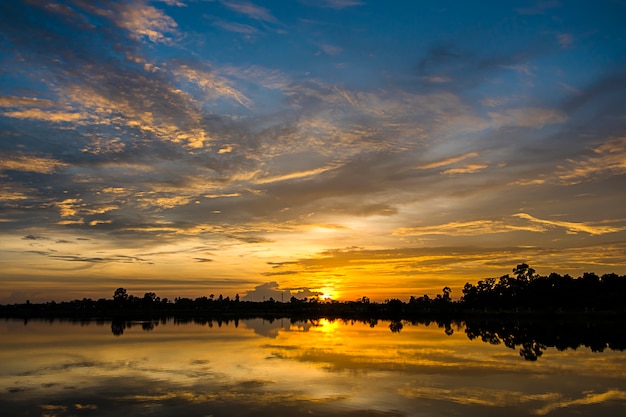 zonsondergang aan het meer