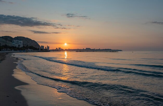 Zonsondergang aan het strand van Alicante Costa Blanca Spanje