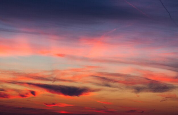 Zonsondergang aan zee met prachtige lucht en wolken