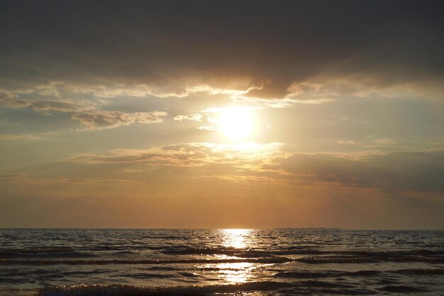 Zonsondergang aan zee Onscherpe achtergrond Abstracte foto
