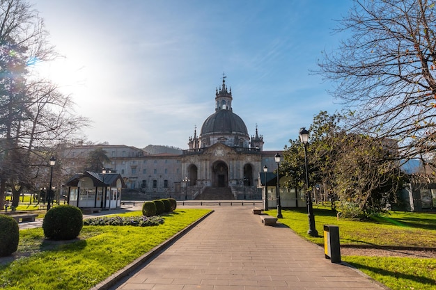 Zonsondergang bij de ingang van het heiligdom van Loyola Barokke kerk van Azpeitia Gipuzkoa-schrijn