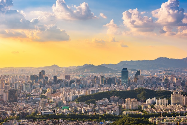 Zonsondergang bij de Stadshorizon van Seoel, Zuid-Korea