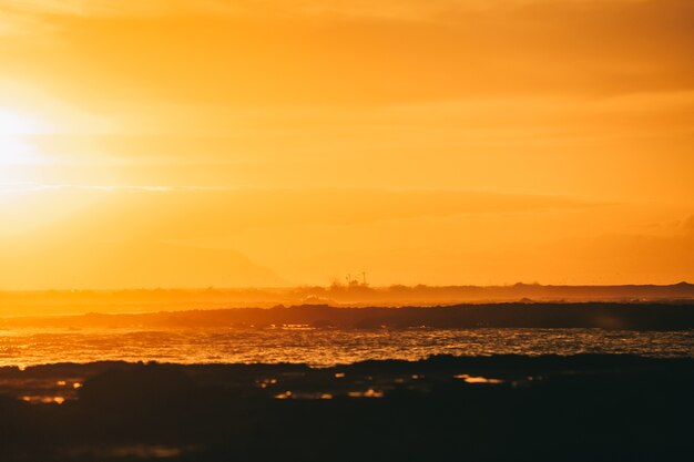 zonsondergang bij de zee