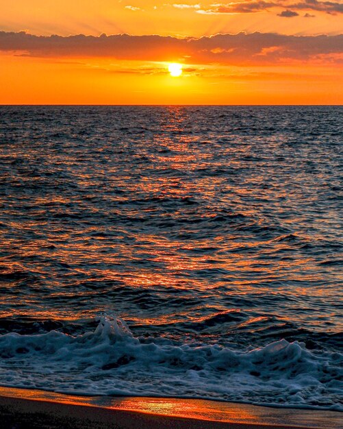 Foto zonsondergang bij het strand