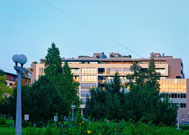 Zonsondergang bij Modern woonappartementenhuis in Maribor in Slovenië