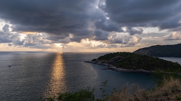 Zonsondergang bij Promthep Cape Puket Thailand