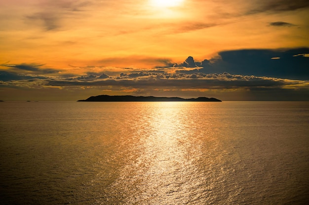 Zonsondergang bij reuzenklif op larn eiland koh larn prachtig van zee bij chonburi thailand