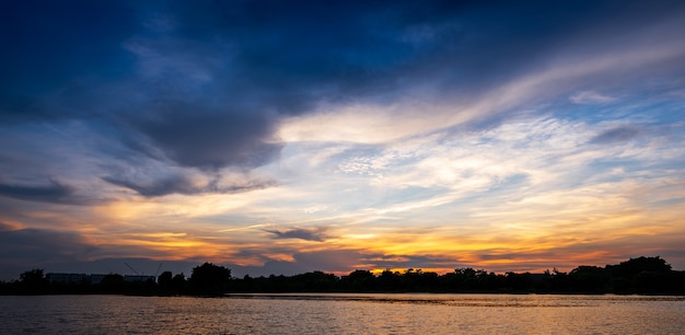 Zonsondergang bij rivieroever