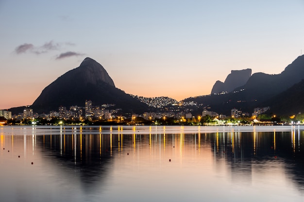 Zonsondergang bij rodrigo de freitas-lagune in rio de janeiro, brazilië.